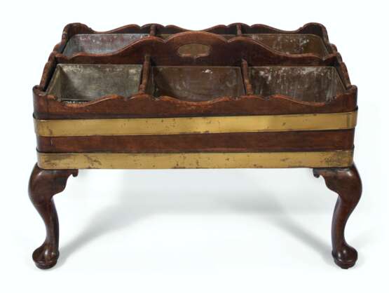 A GEORGE II BRASS-BOUND MAHOGANY BOTTLE STAND - Foto 1