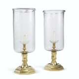 A PAIR OF REGENCE STYLE GILT-BRASS AND GLASS PHOTOPHORES - Foto 1