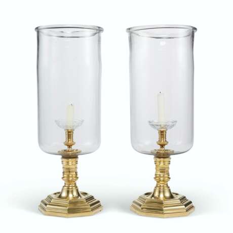 A PAIR OF REGENCE STYLE GILT-BRASS AND GLASS PHOTOPHORES - фото 2