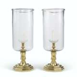 A PAIR OF REGENCE STYLE GILT-BRASS AND GLASS PHOTOPHORES - Foto 2