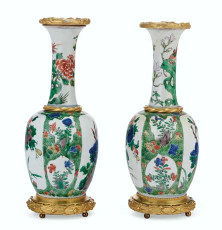 A PAIR OF FRENCH ORMOLU-MOUNTED CHINESE FAMILLE VERTE PORCELAIN VASES - фото 2