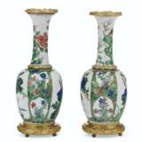 A PAIR OF FRENCH ORMOLU-MOUNTED CHINESE FAMILLE VERTE PORCELAIN VASES - фото 2