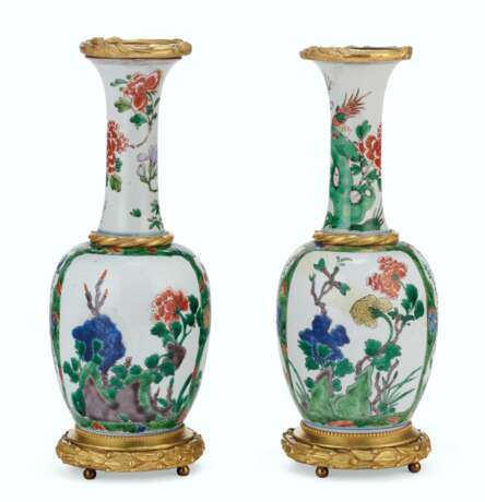 A PAIR OF FRENCH ORMOLU-MOUNTED CHINESE FAMILLE VERTE PORCELAIN VASES - photo 3