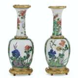 A PAIR OF FRENCH ORMOLU-MOUNTED CHINESE FAMILLE VERTE PORCELAIN VASES - фото 3