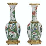 A PAIR OF FRENCH ORMOLU-MOUNTED CHINESE FAMILLE VERTE PORCELAIN VASES - Foto 4