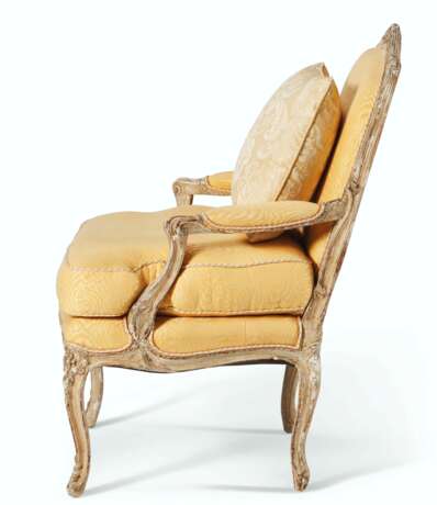 A LOUIS XV GRAY-PAINTED FAUTEUIL - фото 3
