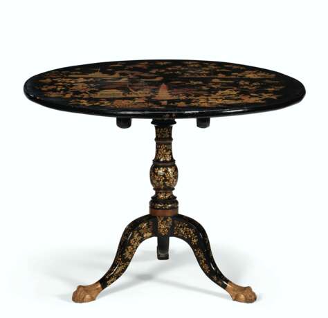 A CHINESE EXPORT BLACK, GILT AND POLYCHROME LACQUERED TRIPOD TABLE - photo 1