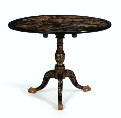 A CHINESE EXPORT BLACK, GILT AND POLYCHROME LACQUERED TRIPOD TABLE - Foto 3