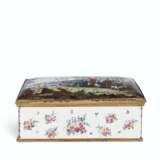 A GILT-METAL MOUNTED STAFFORDSHIRE ENAMEL TABLE-BOX AND COVER - Foto 2