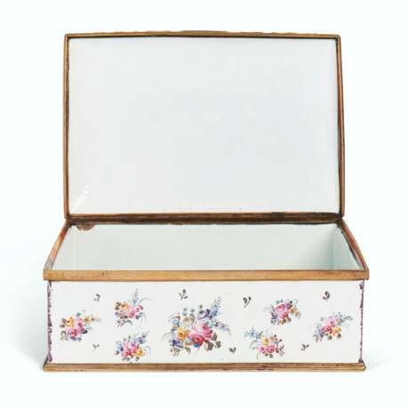 A GILT-METAL MOUNTED STAFFORDSHIRE ENAMEL TABLE-BOX AND COVER - Foto 3