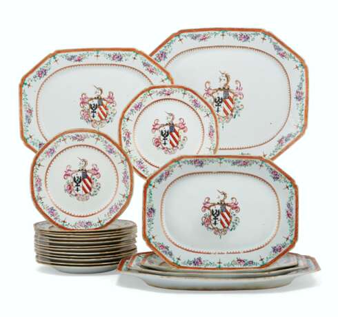 A SET OF CHINESE EXPORT ENGLISH MARKET ARMORIAL PLATES AND PLATTERS - Foto 1