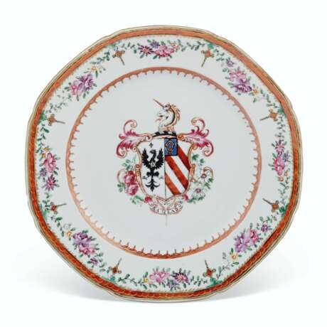 A SET OF CHINESE EXPORT ENGLISH MARKET ARMORIAL PLATES AND PLATTERS - фото 2