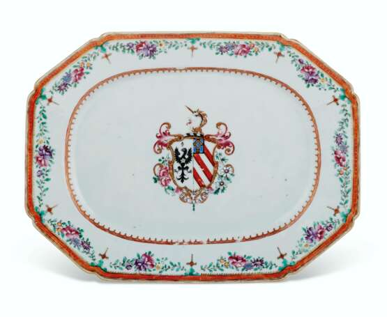 A SET OF CHINESE EXPORT ENGLISH MARKET ARMORIAL PLATES AND PLATTERS - фото 4