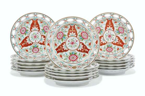 A SET OF EIGHTEEN CHAMBERLAIN’S WORCESTER PORCELAIN PIERCED DESSERT PLATES - фото 1