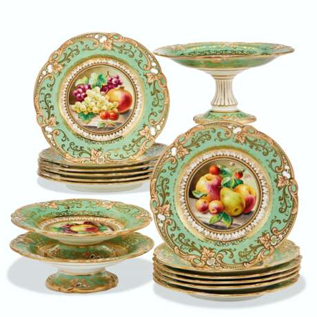 AN ENGLISH PORCELAIN SEAFOAM-GREEN AND PEACH GROUND PART DESSERT SERVICE - Foto 1