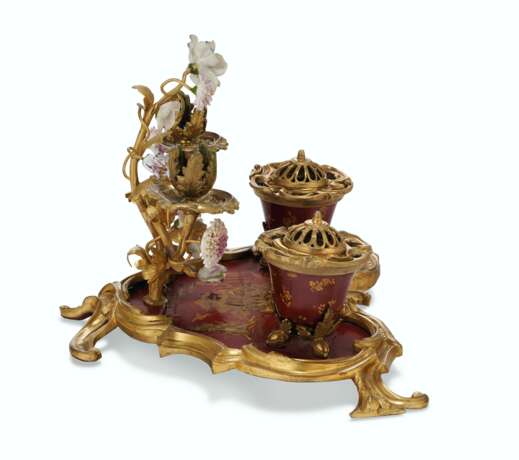A LOUIS XV STYLE ORMOLU-MOUNTED FRENCH PORCELAIN AND CHINESE LACQUER ENCRIER - photo 3