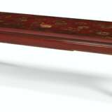 A FRENCH SCARLET AND GILT-JAPANNED LOW TABLE - Foto 1