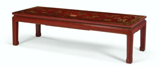 A FRENCH SCARLET AND GILT-JAPANNED LOW TABLE - Foto 1