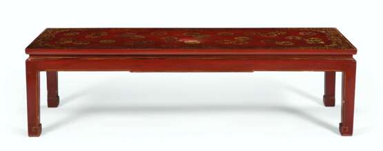 A FRENCH SCARLET AND GILT-JAPANNED LOW TABLE - Foto 2