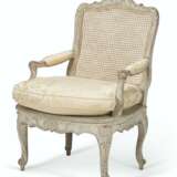 A REGENCE GRAY-PAINTED AND CANED FAUTEUIL - Foto 2