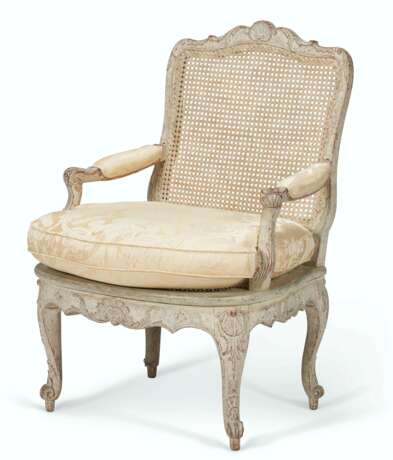 A REGENCE GRAY-PAINTED AND CANED FAUTEUIL - photo 2