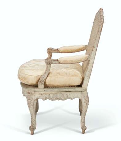 A REGENCE GRAY-PAINTED AND CANED FAUTEUIL - Foto 3