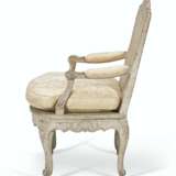 A REGENCE GRAY-PAINTED AND CANED FAUTEUIL - фото 3