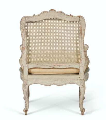 A REGENCE GRAY-PAINTED AND CANED FAUTEUIL - Foto 4