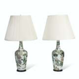 A PAIR OF CHINESE FAMILLE VERTE PORCELAIN VASES, MOUNTED AS LAMPS - Foto 2