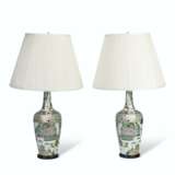 A PAIR OF CHINESE FAMILLE VERTE PORCELAIN VASES, MOUNTED AS LAMPS - фото 3