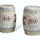 A PAIR OF CHINESE FAMILLE ROSE PORCELAIN GARDEN STOOLS - фото 2