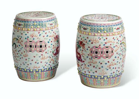 A PAIR OF CHINESE FAMILLE ROSE PORCELAIN GARDEN STOOLS - photo 2