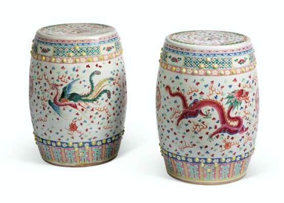 A PAIR OF CHINESE FAMILLE ROSE PORCELAIN GARDEN STOOLS - photo 3