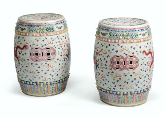 A PAIR OF CHINESE FAMILLE ROSE PORCELAIN GARDEN STOOLS - photo 4