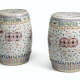 A PAIR OF CHINESE FAMILLE ROSE PORCELAIN GARDEN STOOLS - фото 4