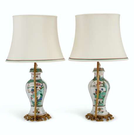A PAIR OF FRENCH ORMOLU-MOUNTED CHINESE FAMILLE VERTE PORCELAIN BALUSTER VASES AND COVERS, MOUNTED AS LAMPS - photo 4
