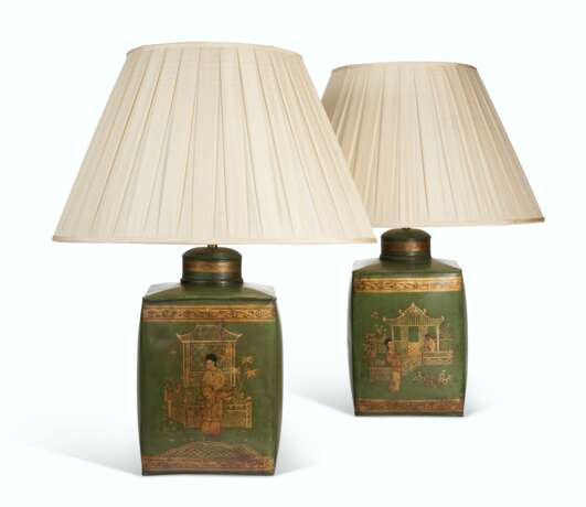 A PAIR OF LATE VICTORIAN GREEN AND GILT-DECORATED T&#212;LE TEA CANISTERS, NOW MOUNTED AS LAMPS - Foto 1