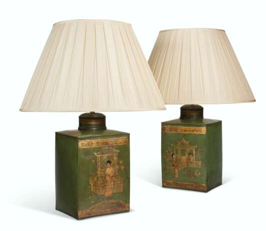 A PAIR OF LATE VICTORIAN GREEN AND GILT-DECORATED T&#212;LE TEA CANISTERS, NOW MOUNTED AS LAMPS - Foto 2