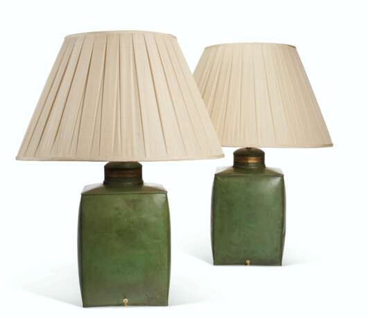 A PAIR OF LATE VICTORIAN GREEN AND GILT-DECORATED T&#212;LE TEA CANISTERS, NOW MOUNTED AS LAMPS - Foto 3