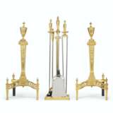 A PAIR OF GEORGE III STYLE BRASS ANDIRONS - Foto 1