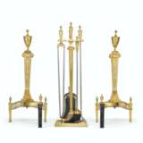 A PAIR OF GEORGE III STYLE BRASS ANDIRONS - Foto 2