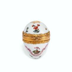 A GOLD-MOUNTED ENGLISH PORCELAIN EGG-FORM PATCH OR SNUFF BOX