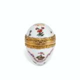 A GOLD-MOUNTED ENGLISH PORCELAIN EGG-FORM PATCH OR SNUFF BOX - фото 1