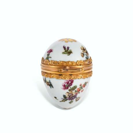 A GOLD-MOUNTED ENGLISH PORCELAIN EGG-FORM PATCH OR SNUFF BOX - photo 2