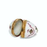 A GOLD-MOUNTED ENGLISH PORCELAIN EGG-FORM PATCH OR SNUFF BOX - photo 3