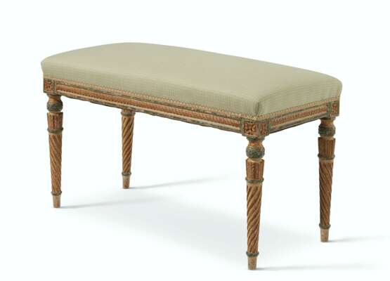 A PAIR OF FRENCH GREEN AND CREAM-PAINTED AND PARCEL-GILT BANQUETTES - Foto 3
