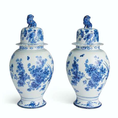 A PAIR OF DUTCH DELFT BALUSTER JARS AND COVERS - фото 2