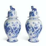 A PAIR OF DUTCH DELFT BALUSTER JARS AND COVERS - фото 3