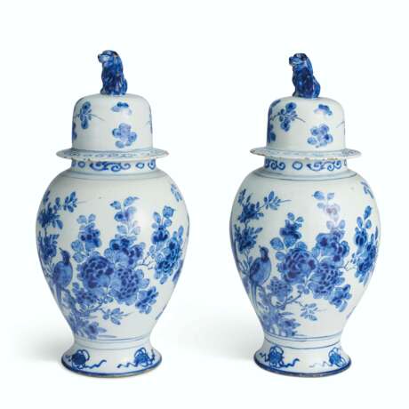 A PAIR OF DUTCH DELFT BALUSTER JARS AND COVERS - photo 4