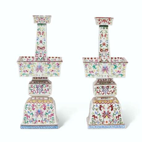 A PAIR OF CHINESE FAMILLE ROSE PORCELAIN ALTAR STICKS - фото 2